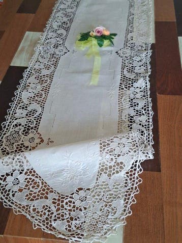 Énorme et magnifique chemin de table confectionné en lin