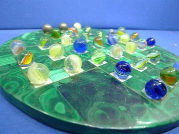 Jeu du solitaire en malachite diametre 25 cm billes en verre