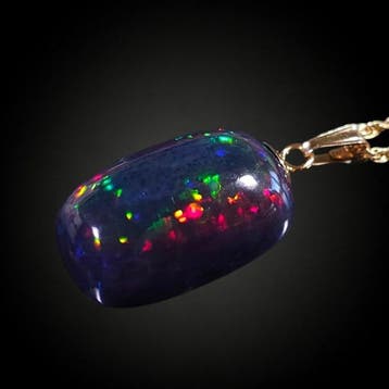 11,90 ct Grote donkere opaal met multikleur pinfire gezet in