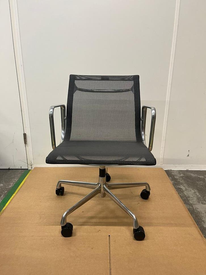 Refurbished Vitra Eames Ea 117 Bureaustoel Versie, Huis en Inrichting, Bureaustoelen, Bureaustoel, Zwart, Zo goed als nieuw, Ergonomisch