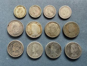 Nederland. Wilhelmina. 1895-1919: lot van 4 zilveren, Postzegels en Munten
