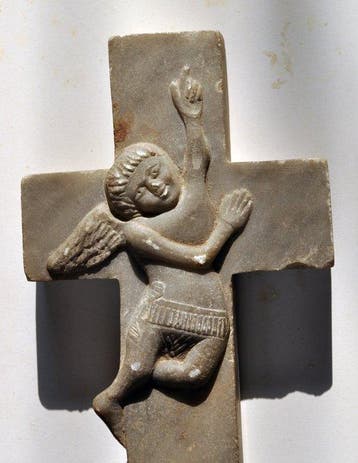 sculptuur, Croce antica in pietra con figura alata in