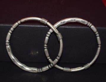 Paar van 2 traditionele gegraveerde armbanden Miao - Hmong,, Antiquités & Art