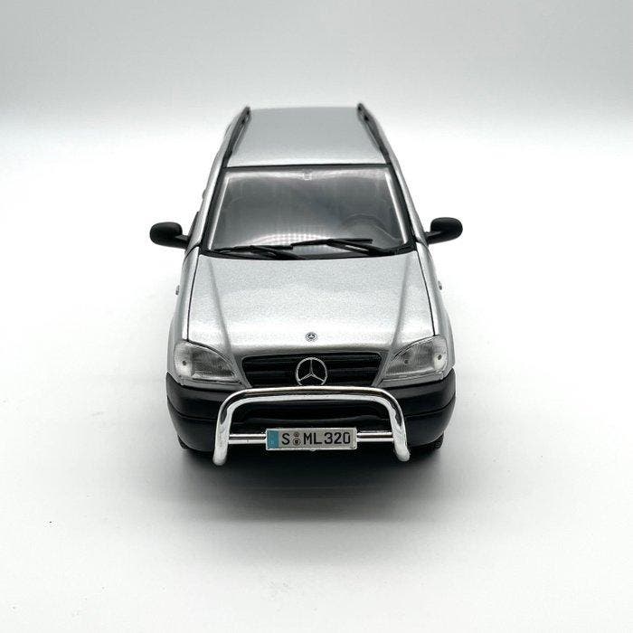 Maisto 1:18 - Modelauto - Mercedes-Benz ML 320 (W164), Hobby en Vrije tijd, Modelauto's | 1:5 tot 1:12