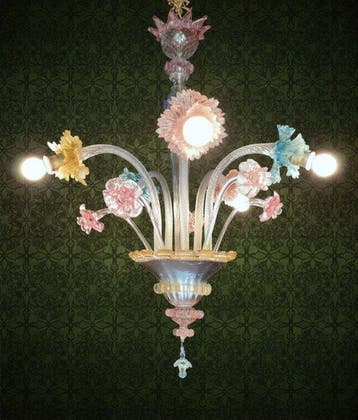 Kroonluchter - Murano-glas met gekleurde bloemen.