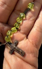 Fragment van een rozenkrans in Ouraline en brons uit de