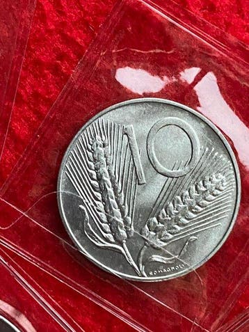 Italië & Mondo. – 218 monete lire FDC · 100 estere