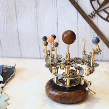 Ambachtelijk vervaardigde mechanische orrery met zon,, Antiek en Kunst