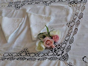 Betoverende handdoek met prachtige kloskant en perfect