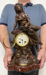 L&F Moreau - Figurale Pendule - Marmer + zinklegering met