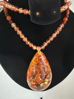 Amber druppel-hanger ketting met kralen en ingebedde chips -
