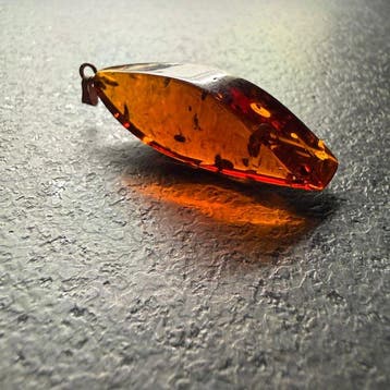 Oude hanger met Baltisch amber cabochon in cognackleur. -, Nieuw