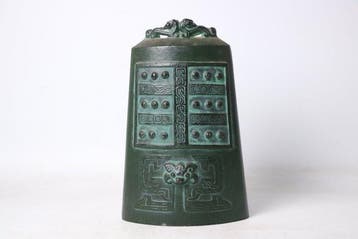 Decoratieve bel - Gedenkbel in archaïsche bronzen belstijl