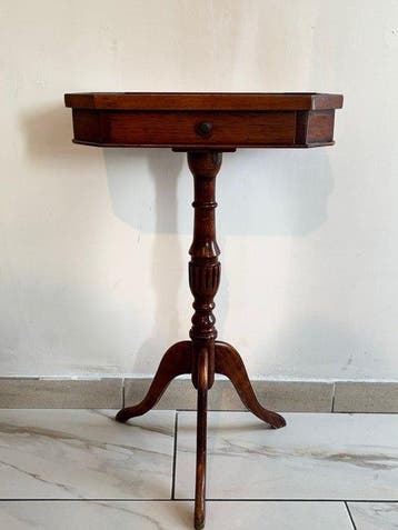 Table dappoint - Tabl d’appoint - petit. Guéridon tripode à, Antiquités & Art