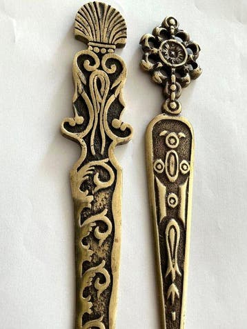 Bronzen brievenopeners , met rocaille versieringen in