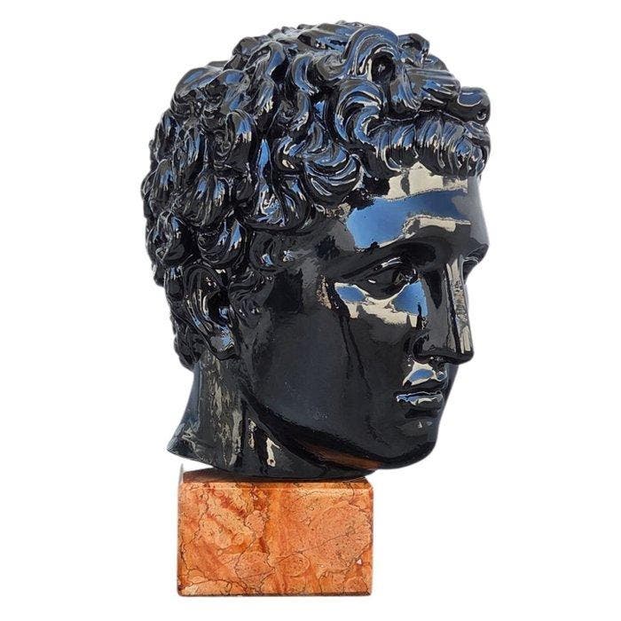 Figuur - Hoofd van Eros in marmerpoeder op een marmeren, Antiquités & Art, Curiosités & Brocante