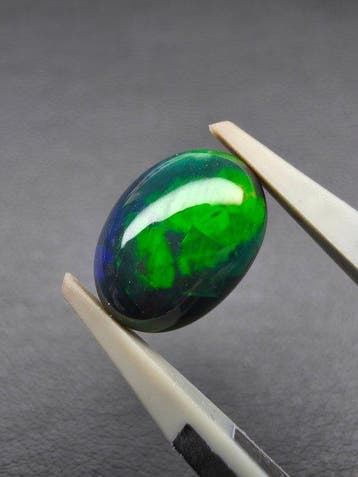 2.19cts Zwarte Opaal Cabochon- 0.43 g