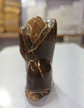 Zeer zeldzame chocoladecalciet vrijvormige sculptuur -