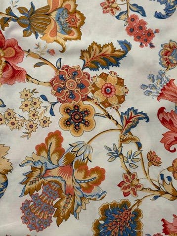 Stof met het bekende bloemige paisley-patroon in de tinten