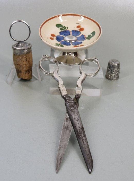 Schaar, schaaltje, fles stopper en vingerhoed (met uil) -, Antiquités & Art, Antiquités | Argent & Or