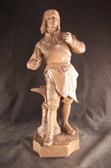Groot antiek beeld - sculptuur, Smid bij aambeeld - 54 cm -