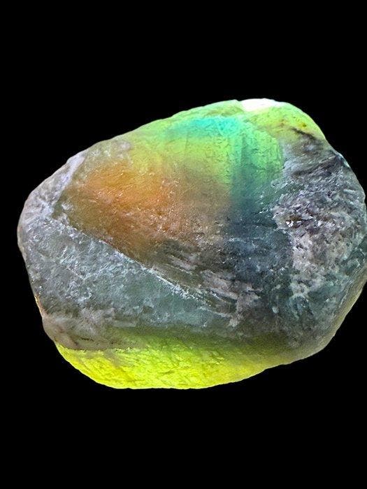 Saffier Adembenemend stuk! Uitermate zeldzame multicolor, Verzamelen, Mineralen en Fossielen