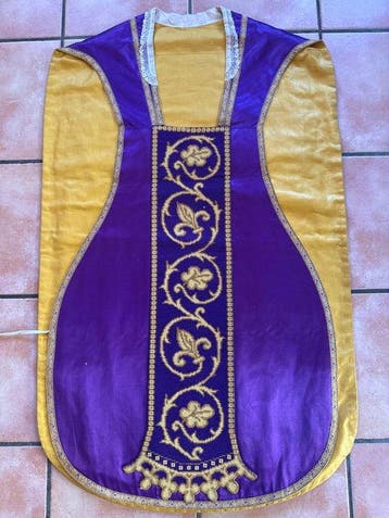 Chasuble romaine ancienne - Broderie - Orfroi - Fil doré -