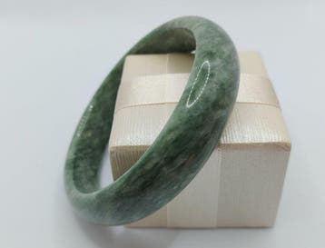 Jade bracelet - Hauteur : 13 mm - Largeur : 0.9 mm- 60 g -, Antiquités & Art