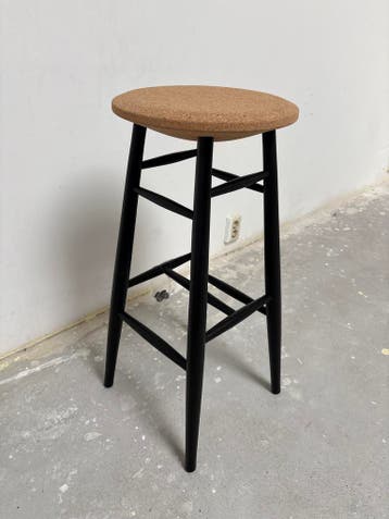 HEM Drifted Barkruk Licht Kurk / Zwart - Ongebruikt, Huis en Inrichting, Barkrukken, Verzenden, Zo goed als nieuw, Metaal, 60 tot 90 cm
