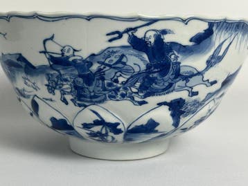 Kangxi Blauw-wit Jacht-scène Grote kom met lotusbladmotief, Antiek en Kunst