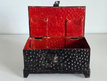 Antyczna eliwna kasetka gabinetowa Arts & Crafts z emali,