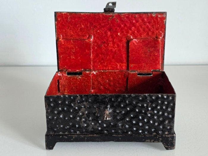Antyczna eliwna kasetka gabinetowa Arts & Crafts z emali,, Antiek en Kunst, Antiek | Overige Antiek