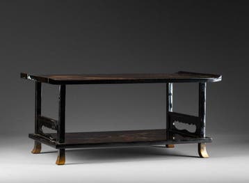 Tafel met hofhoofdekkingen (kanmuri’shoku) - gelakt hout,