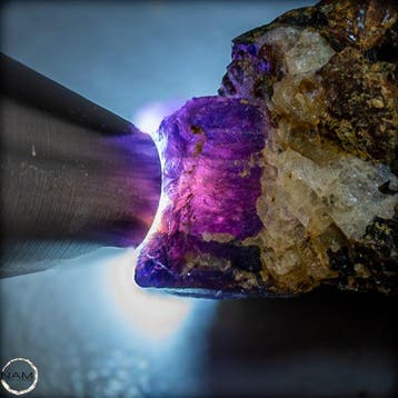 Natuurlijke veelkleurige saffier op matrix 206,25 ct uit, Verzamelen