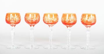 Prachtige set van 5 oranjekleurige kristallen roemer glazen,