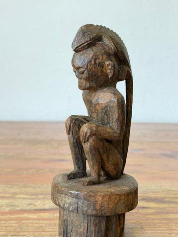 Gehurkte man met kameleon op het hoofd - Sculpture - Lobi -
