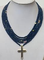 Natuurlijke saffier met katholieke tweekleurige kruis en