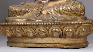 Groot bronzen beeld toont Boeddha in de Vitarka Mudra, -