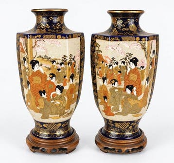 Een paar grote verfijnde Japanse Satsuma-vazen op houten, Antiek en Kunst