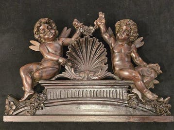 sculptuur, cherubini putti alati giocosi con ghirlanda e