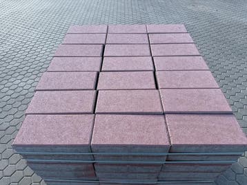 Veiling - 11 M2 Betontegel Rood Met Facet 30x15x8 Cm, Nieuw