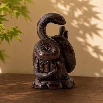 Uit hout gesneden netsuke van een cobra, gesigneerd