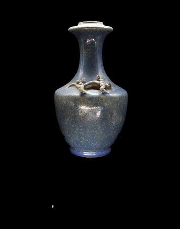 Oud-Chinees - Vaas van faience versierd met twee chilong -