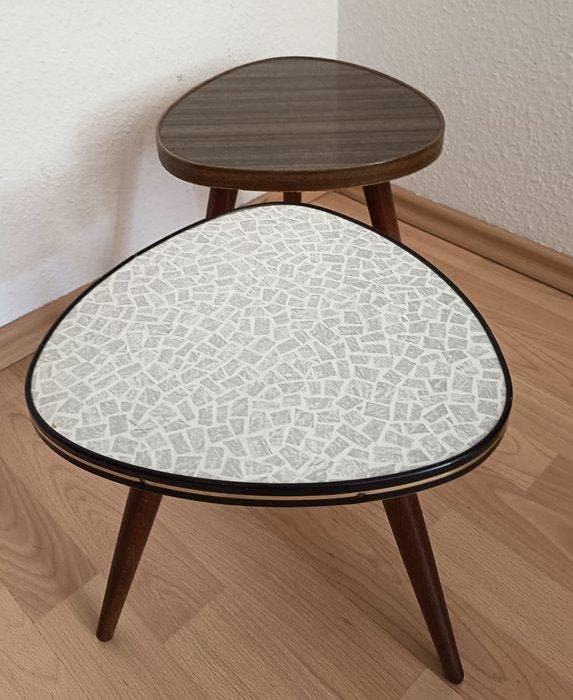 Bijzettafel - Hout - Twee vintage bloemtafels / bijzettafels, Antiek en Kunst, Kunst | Designobjecten