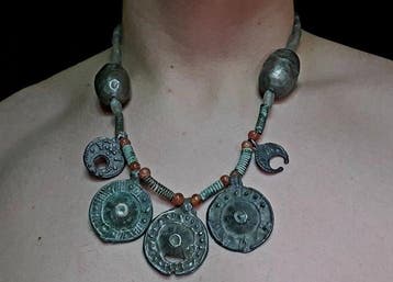 Viking periode Zilver, Brons Ketting met zeven amuletten,