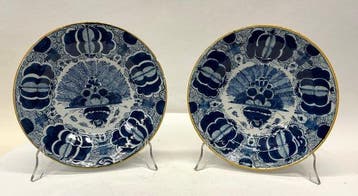 Paar Delftse faience borden Pauwestaart – De Porceleyne, Antiek en Kunst