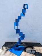 D. B - Escultura Escaleras quebradas No reserve