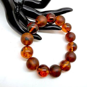 Armband met grote Baltische barnsteen kralen in cognackleur,