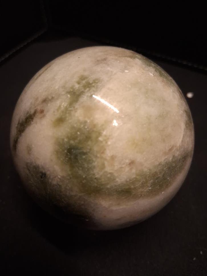 Natural Serpentine Sphere - 6.5 cm - very light green to mos, Handtassen en Accessoires, Overige Accessoires, Nieuw, Verzenden