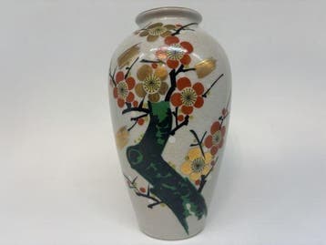 Vase - Porcelaine - Japon - Motif fleur de prunier, doré